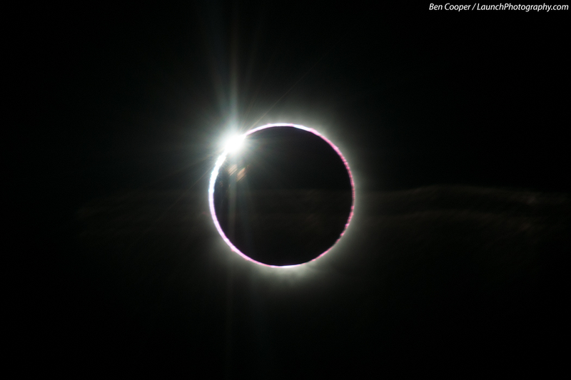 Illustration for article titled Astounding Footage of Yesterday's Rare Hybrid Solar Eclipse